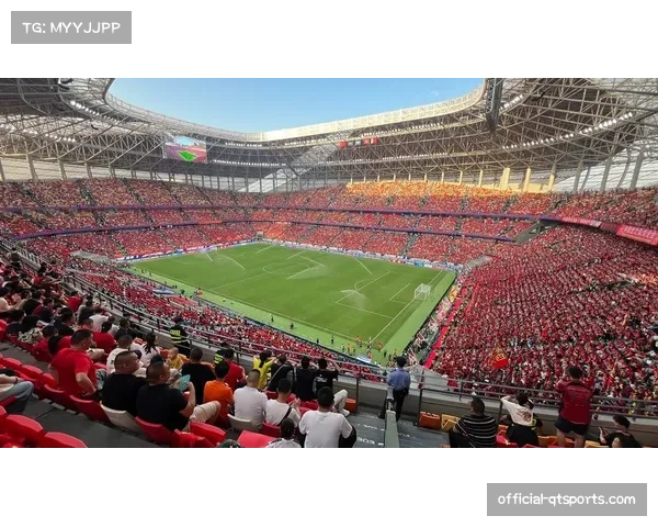 重庆龙兴足球场迎中超首秀：可容纳6万观众的专业球场